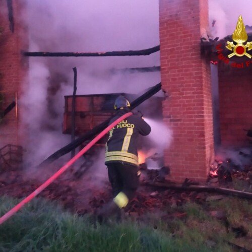 Incendio di un capanno agricolo a Oviglio: intervento dei Vigili del Fuoco concluso