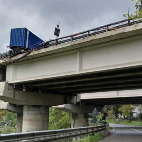 Tir di traverso sulla A26 sopra un viadotto prima di Ovada: code di 12 km