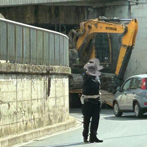 Camion incastrato nel sottopasso di via Maggioli: il traffico è tornato normale
