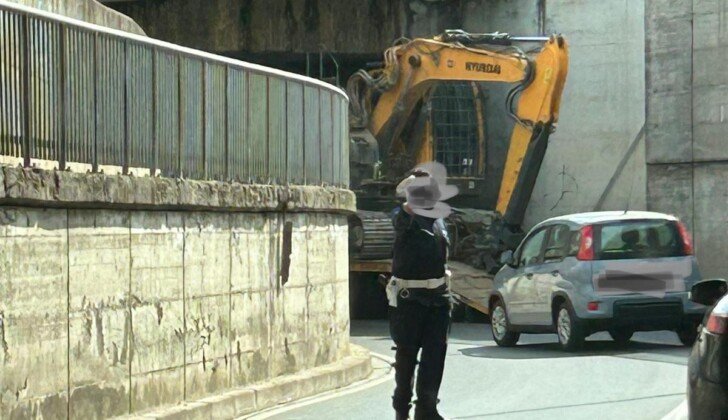 Camion incastrato nel sottopasso di via Maggioli: il traffico è tornato normale