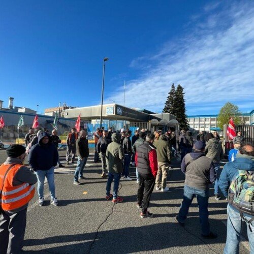 Lavoratori e sindacati davanti ai cancelli della PPG per dire “no” al taglio dei dipendenti