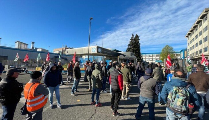 Lavoratori e sindacati davanti ai cancelli della PPG per dire “no” al taglio dei dipendenti