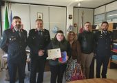 Trova una banconota e la consegna: il bel gesto di Riccardo, premiato dalla Polizia Locale di Valenza