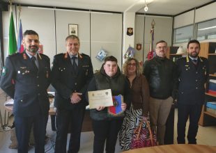 Trova una banconota e la consegna: il bel gesto di Riccardo, premiato dalla Polizia Locale di Valenza