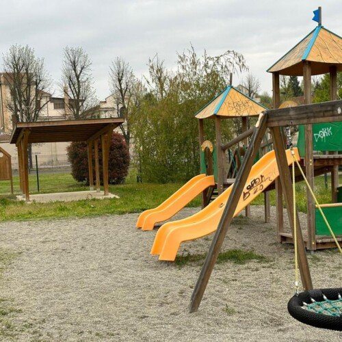 Rete divelta, “erbacce” e rifiuti nell’area giochi dove i bambini “non possono giocare”