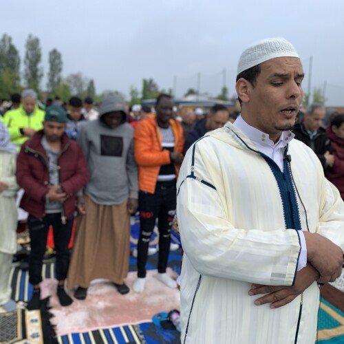 Sempre più persone alla festa di fine Ramadan in attesa della nuova moschea