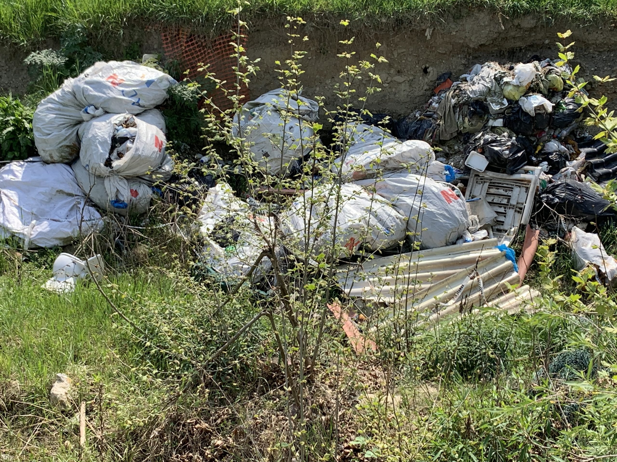 Una cucina, una sedia, sacchetti e onduline: tanti rifiuti gettati lungo il Bormida vicino al ponte di Alessandria