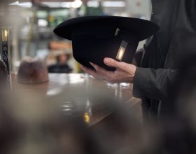 Borsalino sposa l’arte di Waldemeyer: ecco i cappelli con la fiamma di una candela