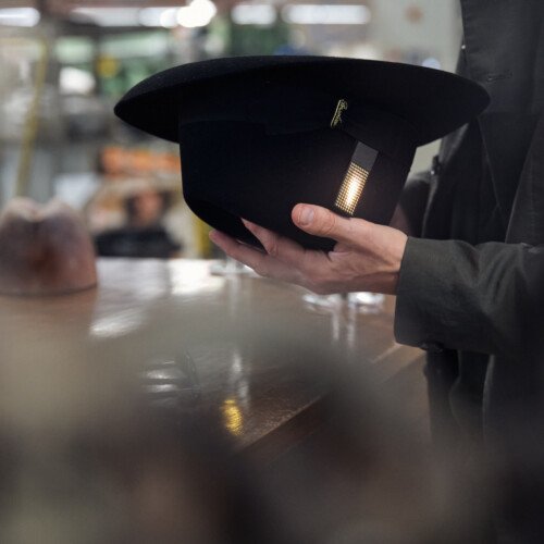 Borsalino sposa l’arte di Waldemeyer: ecco i cappelli con la fiamma di una candela