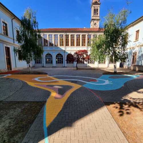 All’istituto De Amicis-Manzoni il cortile rivive con il murales interattivo dell’artista Elena Zecchin