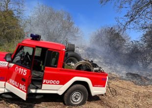 Vasto incendio a San Colombano al Lambro: le fiamme minacciano le abitazioni