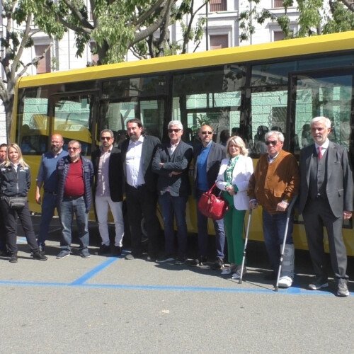 Ad Alessandria tre nuovi scuolabus e pagamento del parcheggio in piazza Libertà anche con bancomat e app