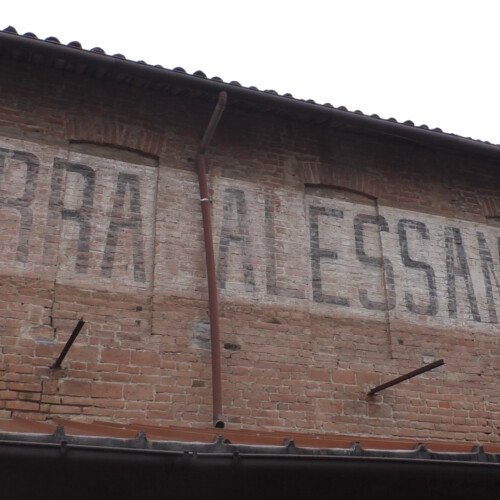 Per quasi un secolo rimasta “una scritta su un muro”, oggi rinasce, e si torna a bere, la “Birra Alessandria”
