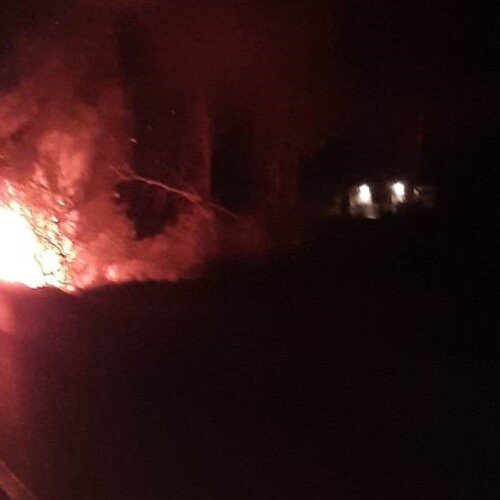 Auto ribaltata in un campo e in fiamme nell’Ovadese: nessun ferito