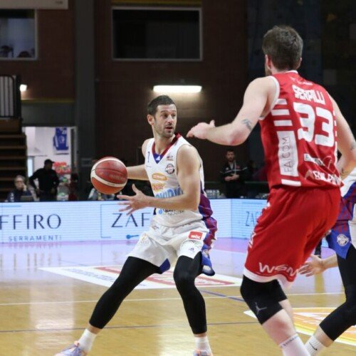 Novipiù Monferrato Basket cade di misura contro Chieri: rossoblu sconfitti in volata