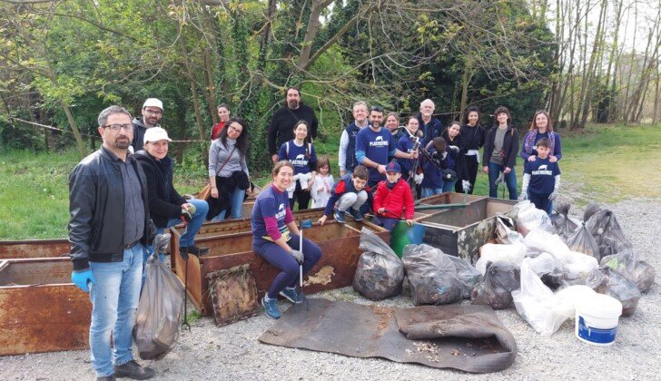 Giornata della Terra: i volontari di Plastic Free raccolgono i rifiuti attorno al Forte Acqui di Alessandria