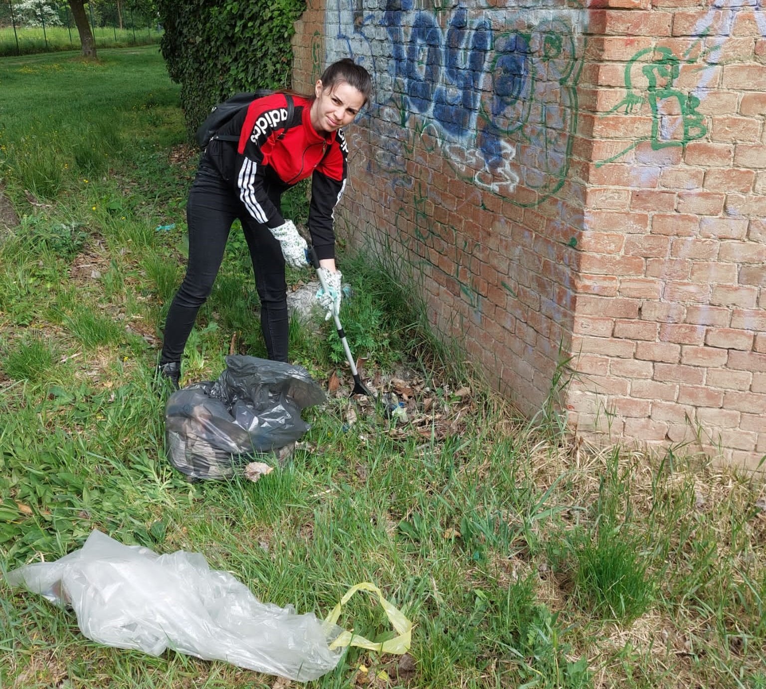 Giornata della Terra: i volontari di Plastic Free raccolgono i rifiuti attorno al Forte Acqui di Alessandria