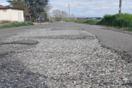 Asfalto di strada Cerca a Valmadonna sempre più deteriorato, una cittadina: “Meritiamo attenzione”