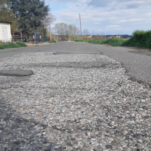 Asfalto di strada Cerca a Valmadonna sempre più deteriorato, una cittadina: “Meritiamo attenzione”