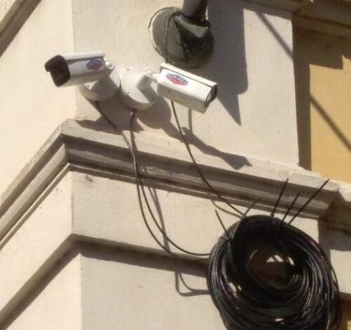 A Valenza la telecamera “è sempre cieca”: installata ma ancora non collegata