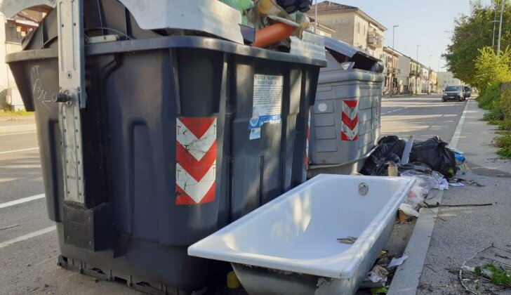 Una vasca da bagno abbandonata fuori dai cassonetti: la segnalazione di un alessandrino in via Pavia