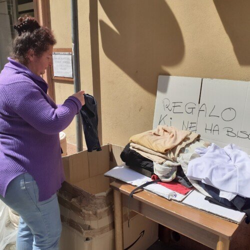 Un tavolino fuori dal negozio con vestiti da donare, l’idea di Natascia per i bisognosi: “Dovrebbero farlo tutti”