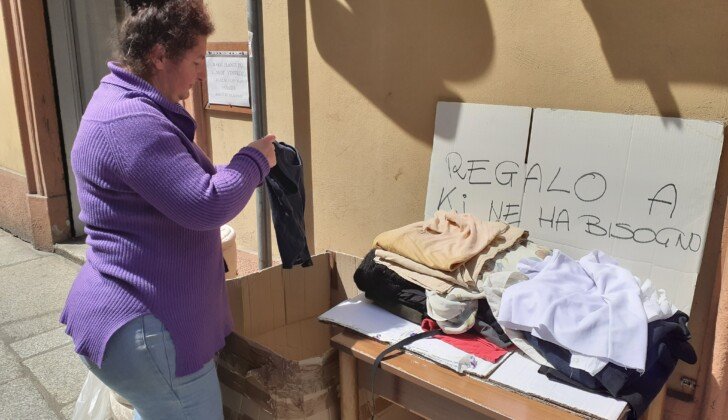“Servono vestiti e scarpe per bimbi”: appello della commerciante di via Mazzini per aiutare chi è in difficoltà