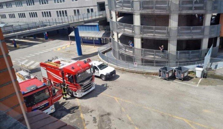 Auto esplode nel parcheggio Minerva di Pavia: un ferito grave, evacuati alcuni edifici