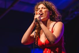 Martedì 23 maggio al Teatro Sociale di Valenza si ride con “Irresistibile”