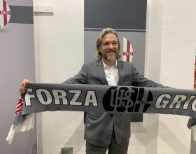 Grigi, Benedetto sui social: “Quistelli si è preso a pugni da solo, nessuno l’ha sfiorato”. Poi cancella il post