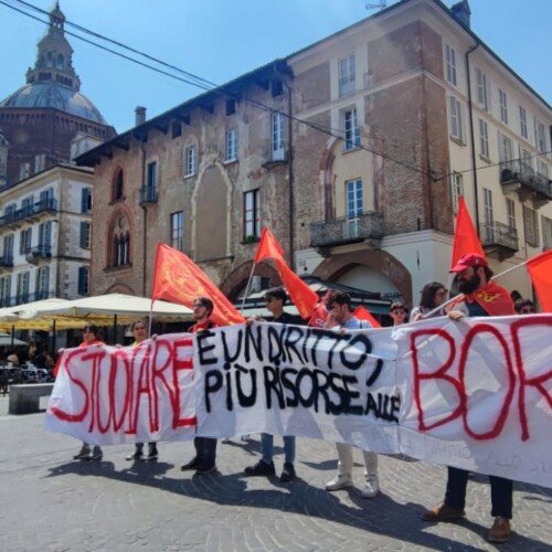 “Studiare è un diritto, più risorse alle borse”: centinaia di studenti in corteo a Pavia