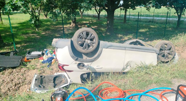 Auto finisce fuori strada lungo la strada per Quargnento: ferita automobilista  