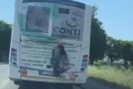Aggrappato al retro del bus in movimento ad Alessandria: video ritrae gesto scellerato