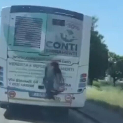 Aggrappato al retro del bus in movimento ad Alessandria: video ritrae gesto scellerato