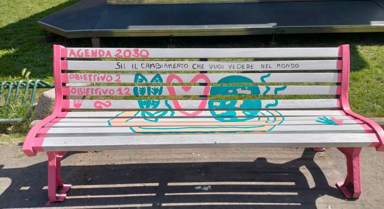 Panchine per il Pianeta: messaggi e sedute colorate grazie ai ragazzi delle scuole