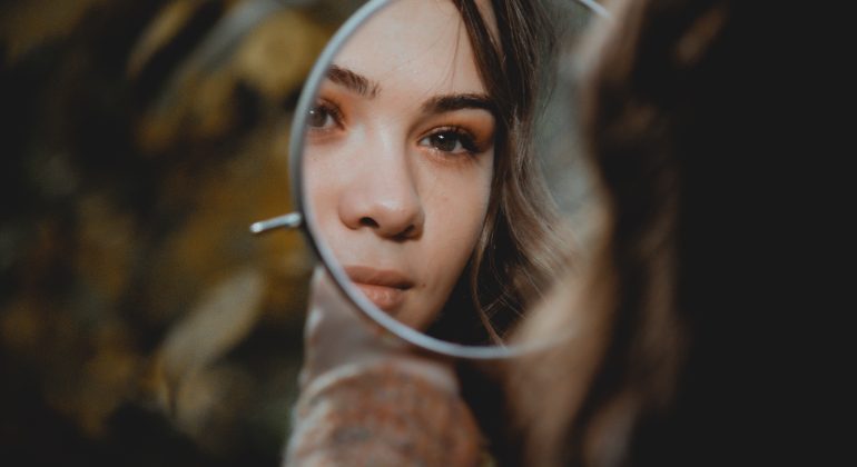 Noi allo specchio: come ci vediamo e perché non dobbiamo dare troppo peso all’aspetto fisico