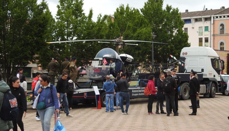 Giro d’Italia a Tortona: lo stand dei Carabinieri con le auto d’epoca, le divise storiche e i gadget per i bambini