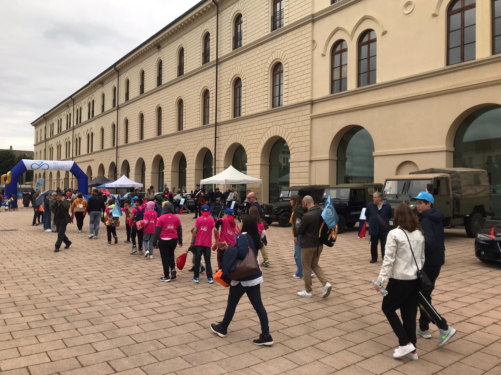 Giro d’Italia a Tortona: lo stand dei Carabinieri con le auto d’epoca, le divise storiche e i gadget per i bambini
