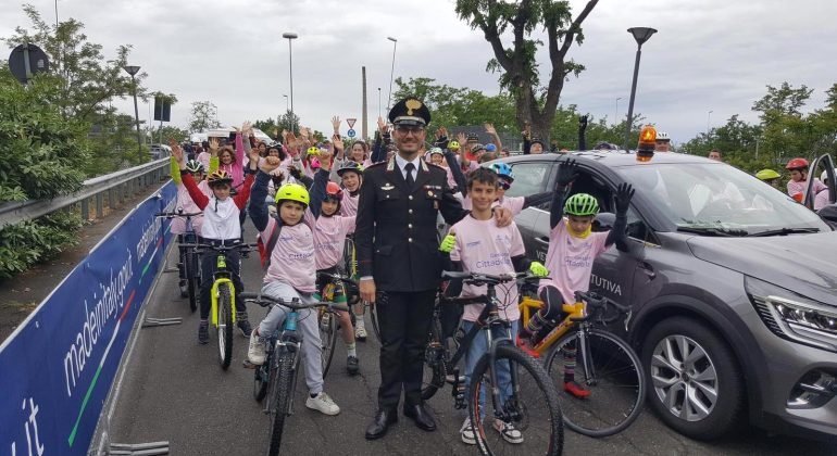 Giro d’Italia a Tortona: lo stand dei Carabinieri con le auto d’epoca, le divise storiche e i gadget per i bambini