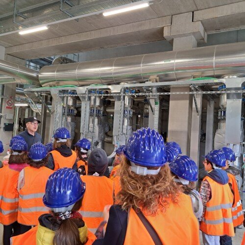 I bambini della scuola Villaggio Europa in visita alla centrale di teleriscaldamento di Telenergia