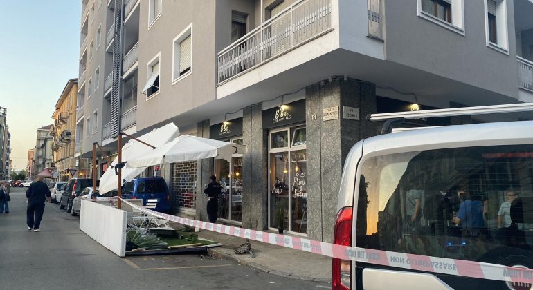 Auto travolge un dehor in piazza Matteotti ad Alessandria: nessun ferito