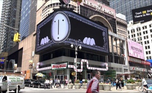 L’opera di Gastini a Times Square: 8 secondi per raccontare il conflitto uomo-denaro
