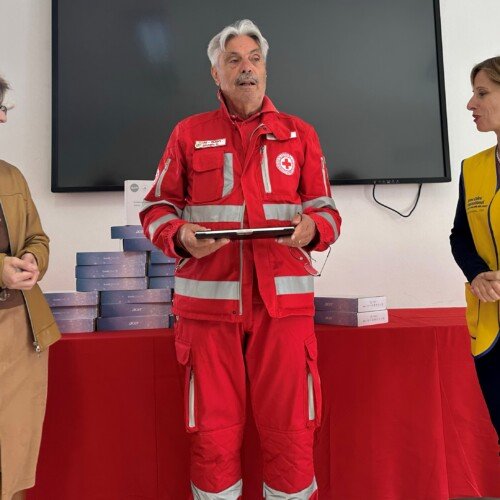 Lions Club Gavi e Colline del Gavi dona 20 tablet alla Croce Rossa e all’Istituto De Simoni