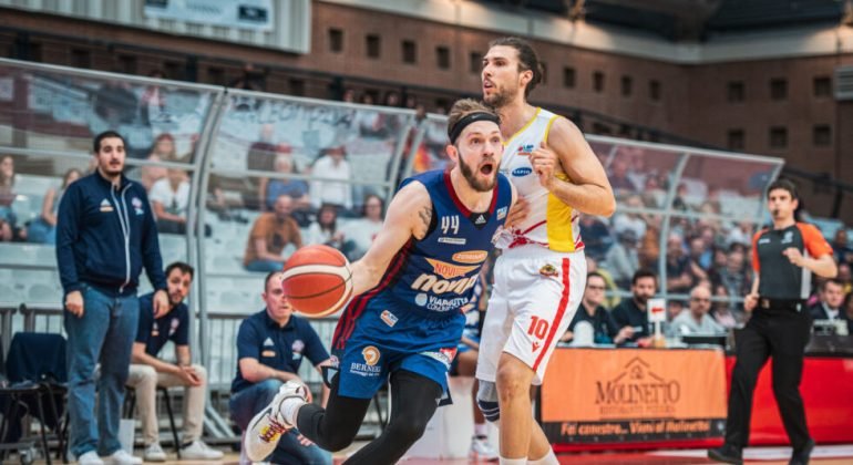 Novipiù Monferrato Basket di nuovo padrona del suo destino: rossoblu ai playout contro Chieti per restare in A2