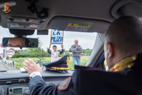 Al Giro con il cartello “W la Polizia”: il Dirigente della Stradale ringrazia il giovane Ludovico