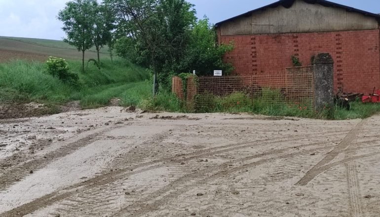 Temporale improvviso a Solonghello: fango invade la strada provinciale. Sindaco: “Una bomba d’acqua”