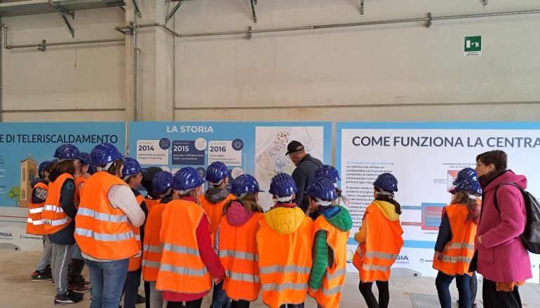 I bambini della scuola Villaggio Europa in visita alla centrale di teleriscaldamento di Telenergia
