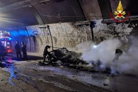 Camper in fiamme, nella notte, in una galleria dell’A26 tra Ovada e Masone. Nel tratto si viaggia su una corsia