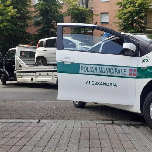 Incidente in via Donizetti ad Alessandria: auto finisce contro mezzi in sosta