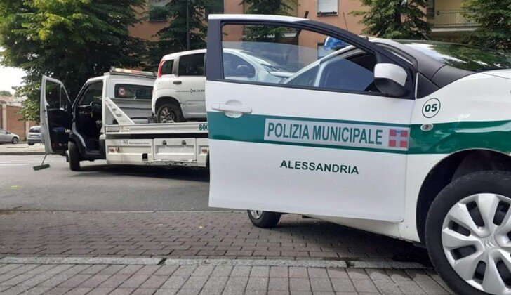 Incidente in via Donizetti ad Alessandria: auto finisce contro mezzi in sosta